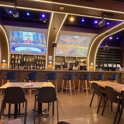 Brick House Tavern - This is the bar area, lots of seating.