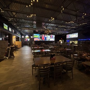 Moose & Oak - The main dining area taken from the right when you walk in - New American Near Me - Montgomery, Texas