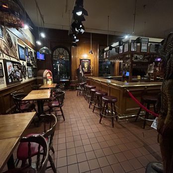 Cheers - Replica bar upstairs - American Near Me - Boston, Massachusetts