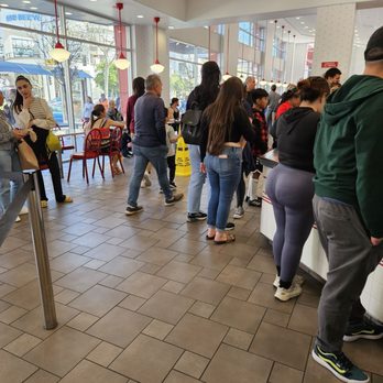 In-N-Out Burger - Inside of the place - Burgers Near Me - Glendale, California In-N-Out Burger - Inside of the place - Burgers Near Me - Glendale, California