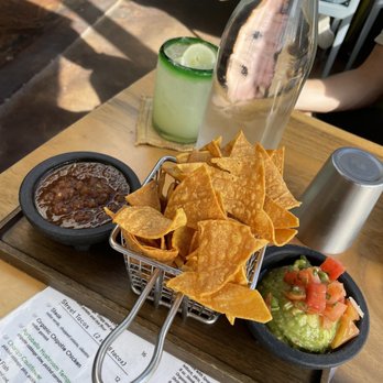Margaritas - Chips, guacamole and salsa appetizer - yum - Mexican Near Me - Honolulu, Hawaii
