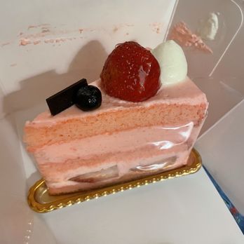 Tous Les Jours - Strawberry cloud cake - Bakeries Near Me - Annandale, Virginia Tous Les Jours - Strawberry cloud cake - Bakeries Near Me - Annandale, Virginia