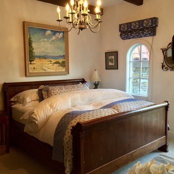 Chateau Du Sureau - Big, comfy bed! - Hotels Near Me - Oakhurst, California Chateau Du Sureau - Big, comfy bed! - Hotels Near Me - Oakhurst, California