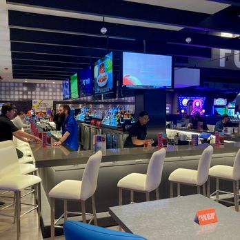 Dave & Buster's Schaumburg - Sports Bars Near Me - Schaumburg, Illinois