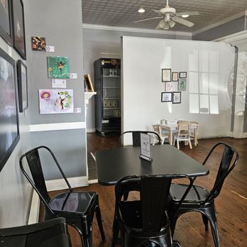 Deja' Brew Coffee & Bakery - Overflow room - Coffee & Tea Near Me - New Oxford, Pennsylvania