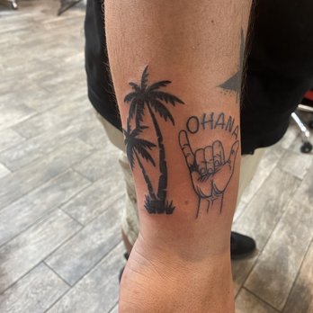 Hale Nui Tattoo Company - Ohana with Shaka hand sign & 2 palm trees - Tattoo Near Me - Honolulu, Hawaii Hale Nui Tattoo Company - Ohana with Shaka hand sign & 2 palm trees - Tattoo Near Me - Honolulu, Hawaii