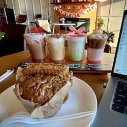 Dulce Vida Café - Valentines Flight. Banana Biscoff Muffin
