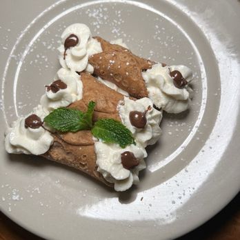 DC Pie Co - Mini Canolis - Bars Near Me - Miami, Florida