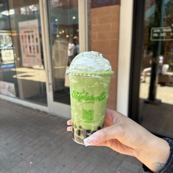 Matcha En - Matcha smoothie w/ boba and red bean - Matcha was rich - Boba was too soft in my opinion - Desserts Near Me - Chicago, Illinois