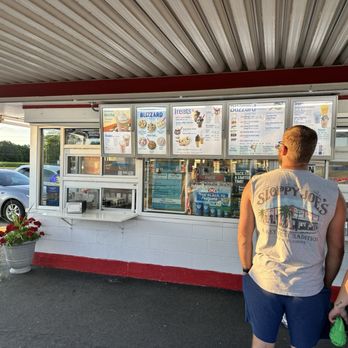 Dairy Queen Store - Front and service windows - Ice Cream & Frozen Yogurt Near Me - Shelbyville, Indiana