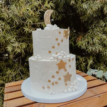 Caramela By Ines - a white cake with gold stars - Custom Cakes Near Me Caramela By Ines - a white cake with gold stars - Custom Cakes Near Me