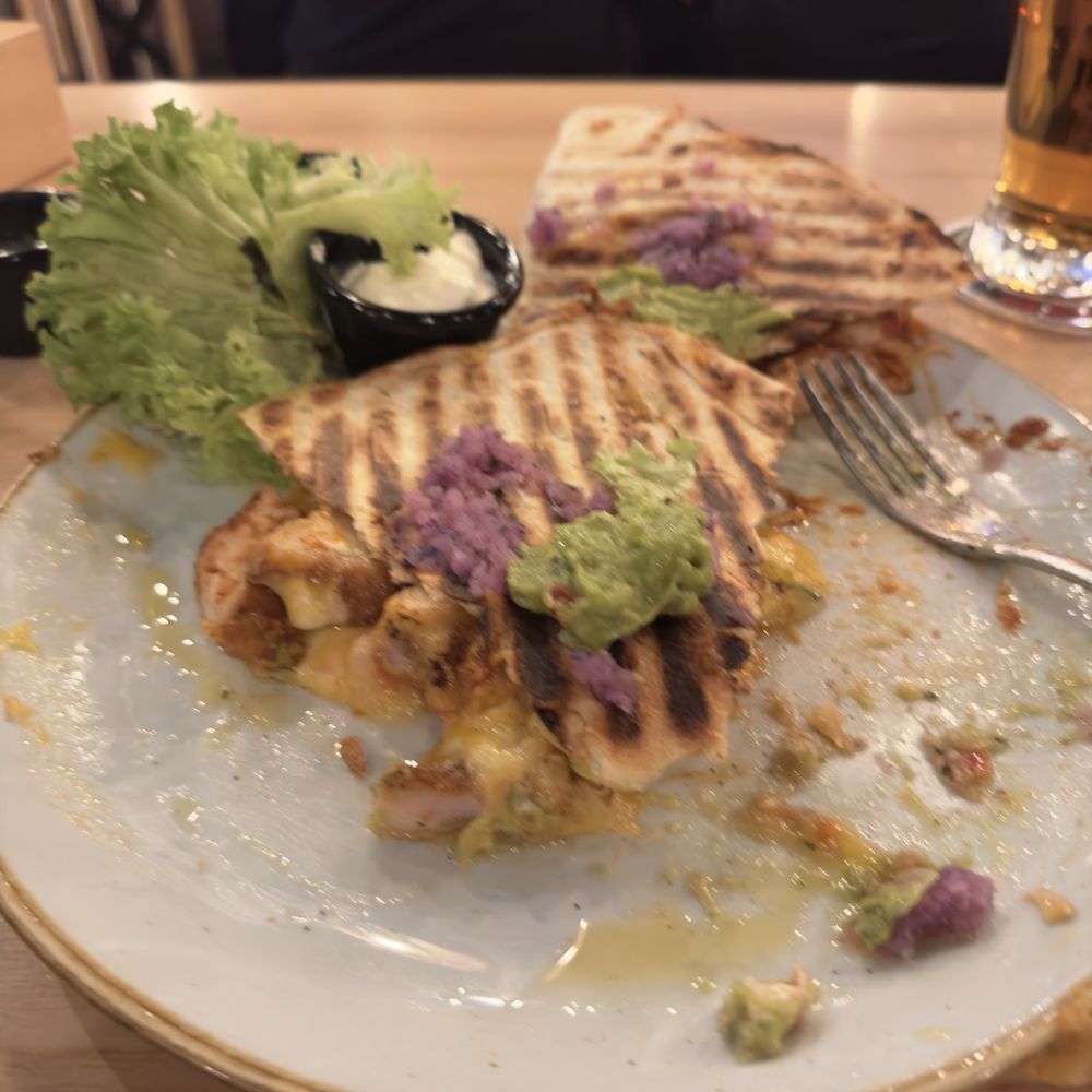Fat Cat - Quesadilla half eaten - Czech Near Me - Praha-1, Puerto Rico