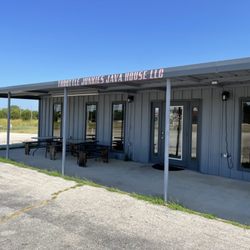 Throttle Junkies Java House - Outdoor seating, people and pet friendly.