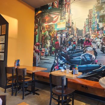 Huế - Dining room - Vietnamese Near Me - Milwaukee, Wisconsin Huế - Dining room - Vietnamese Near Me - Milwaukee, Wisconsin