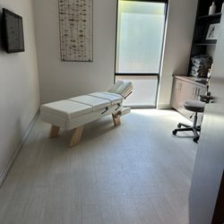 Cracked Chiropractic - Chiropractor table