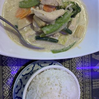 Orchid Thai - Emerald chicken curry with rice - Thai Near Me - Aurora, Ontario Orchid Thai - Emerald chicken curry with rice - Thai Near Me - Aurora, Ontario