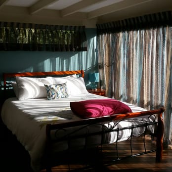 Back 2 Earth - Accommodation. Queen sized bed, comfortable linen. - Vegan Near Me - Berry, NSW