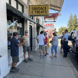 Lockeford Sausage - The line - and this was 15 minutes after opening.