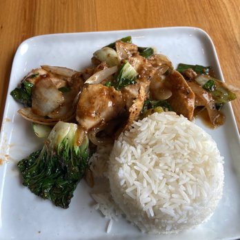 Kala Thai Cookery - Stir Fried Garlic with Chicken - Thai Near Me - Boston, Massachusetts