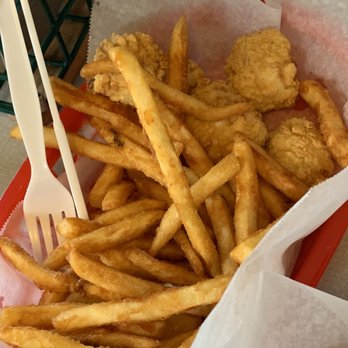 Gilbert's Chowder House - Happy he special fried scallops - Seafood Near Me - Portland, Maine