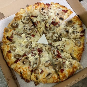 Round Up Pizza - Garlic chicken pizza - Pizza Near Me - Cambria, California Round Up Pizza - Garlic chicken pizza - Pizza Near Me - Cambria, California