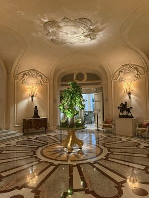 Shangri-La Paris by null