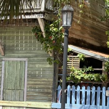 Blue Heaven - Outside courtyard area - Breakfast & Brunch Near Me - Key West, Florida Blue Heaven - Outside courtyard area - Breakfast & Brunch Near Me - Key West, Florida