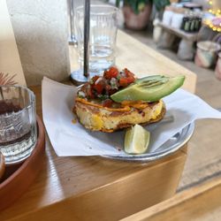 Clavel - Tostada de jaiba
