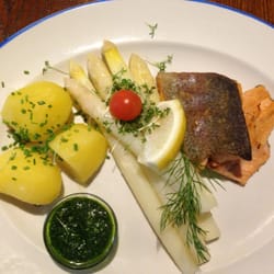 Schloßgaststätte Hohenberg - Spargel mit Lachs..