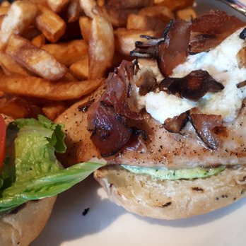 Le Pub universitaire - a plate of food - Gastropubs Near Me - Quebec City, Quebec Le Pub universitaire - a plate of food - Gastropubs Near Me - Quebec City, Quebec