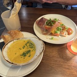The Cobbles - Squash soup and "bruschetta"