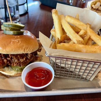 Bar Louie - Brookfield - Hot Honey Chicken - Bars Near Me - Brookfield, Wisconsin