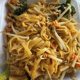 Pad Thai (vegetarian, no tofu) Does include peanuts. Pad Thai (vegetarian, no tofu) Does include peanuts.