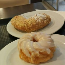 Caféteria im Park - Streusel Nuss Hörnchen und ein "Gespritzter" alias Straube (vorne)