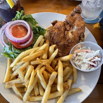 Lobsterville Bar & Grille - Chicken sandwich - Bars Near Me - Oak Bluffs, Massachusetts