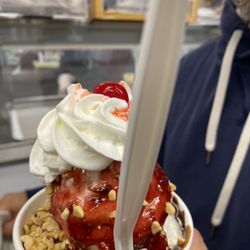 Hot fudge sundae