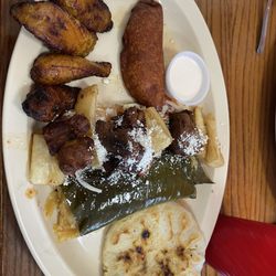 Plato Típico- Plátano Frito, pastelito, chicharrones, yuca frita, tamal de pollo & pupusa de chicharrón.