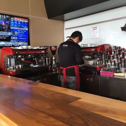 Awesome barista warming up my cup before he makes my drink---love it!!! Awesome barista warming up my cup before he makes my drink---love it!!!