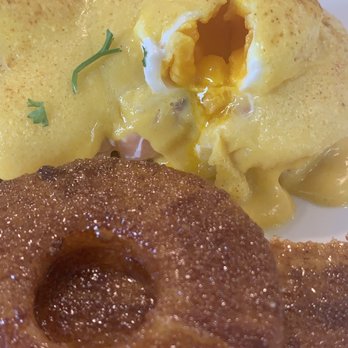 Breakfast At Antonio's - Salmon Benedict - Breakfast & Brunch Near Me - Tagaytay, CAV