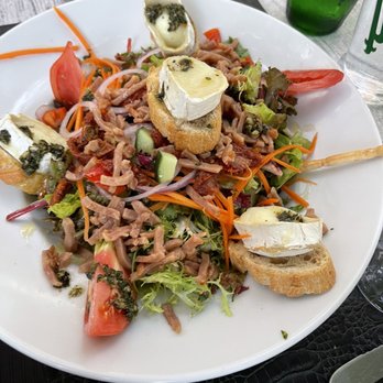 brasserie centrale - Warm chèvre salad - French Near Me - La Cadière-d'Azur, 83 brasserie centrale - Warm chèvre salad - French Near Me - La Cadière-d'Azur, 83