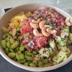 Poke n' Burger - DIY Poke Bowl groß - Thunfisch Tartar, Edamame, Mango, Avocado, Cranbeerys, Cashewnüsse, Sesam, Miso Sauce (12,30 €)
