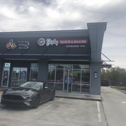 Shipley Do-Nuts - Outside