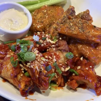 Yard House - 10 Crispy Traditional Wings - New American Near Me - The Woodlands, Texas
