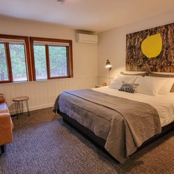 The Inn At Mazama - Fir king room in the main lodge