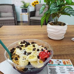 Daily Blends - Acai smoothie bowl in a calming atmosphere