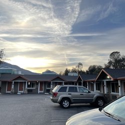Oakhurst Lodge