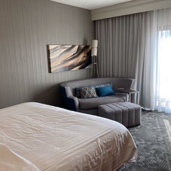 Sonesta Select Phoenix Camelback - Spacious, a bit dated color scheme but all furniture was in good condition - Hotels Near Me - Phoenix, Arizona