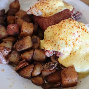 Eggs Up Grill - Founder's Hash Benedict @tiffhuangry - Breakfast & Brunch Near Me - Myrtle Beach, South Carolina