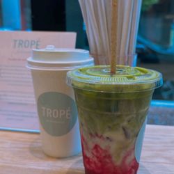 Tropé - Iced Strawberry Dragonfruit Matcha  / Matcha glacé aux fraises et pitaya