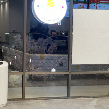Somisomi - Front entrance - Ice Cream & Frozen Yogurt Near Me - Bellevue, Washington